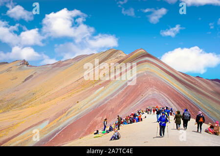 Touristen und Einheimische auf dem Weg zum Regenbogen Berg, Peru Stockfoto