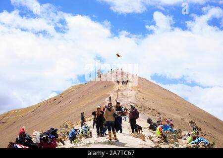 Lokale Indianer und Touristen im Tal des Regenbogens Berg in Peru Stockfoto