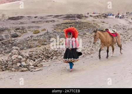 Lokale Indianer und Touristen im Tal des Regenbogens Berg in Peru Stockfoto