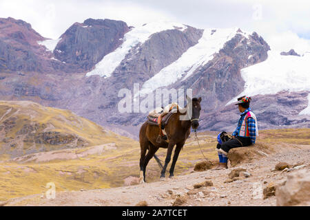 Lokale Indianer und Touristen im Tal des Regenbogens Berg in Peru Stockfoto