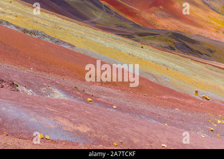 Atemberaubende Aussicht auf Vinicunca Palccoyo Rainbow Mountain (Alternative), mineralische bunte Streifen im Tal in den Anden, Cusco, Peru, Südamerika Stockfoto