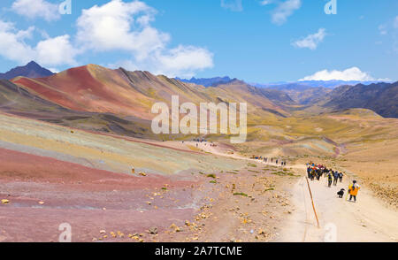 Atemberaubende Aussicht auf Vinicunca Palccoyo Rainbow Mountain (Alternative), mineralische bunte Streifen im Tal in den Anden, Cusco, Peru, Südamerika Stockfoto