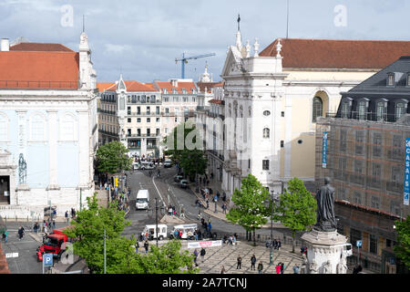 Lison, Portugal, 17. April 2019: Blick über den Platz in Richtung der Straße von Largo do Chiado, wo zwei Kirchen einander gegenüberstellen. Die auf der linken Seite ist Stockfoto