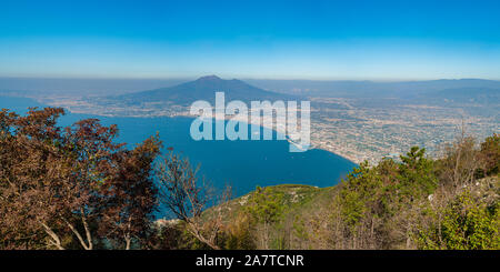 Panorama auf den Golf von Neapel mit dem Vesuv im Hintergrund, von der Spitze des Monte Faito genommen Stockfoto