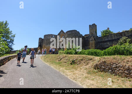 Domme, Frankreich vom 15. Juli 2019: Touristen auf dem Weg zum und vom Turm und Tor Porte des Tours mittelalterlichen Eingang der Stadt Domme in Frankreich Stockfoto