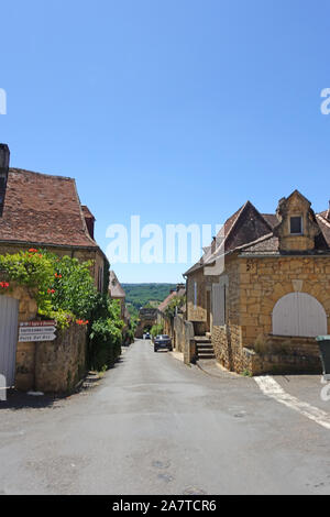 Domme, Frankreich vom 15. Juli 2019: Eine leere Straße in der Bastide Domme in der Region Dordogne Frankreich Stockfoto