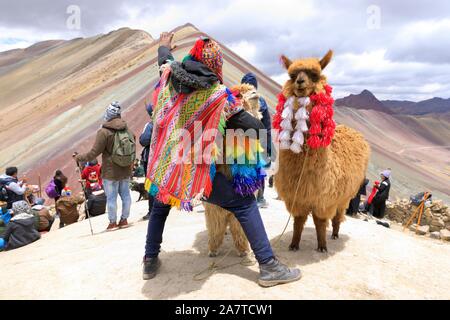 Lokale Indianer und Touristen im Tal des Regenbogens Berg in Peru Stockfoto