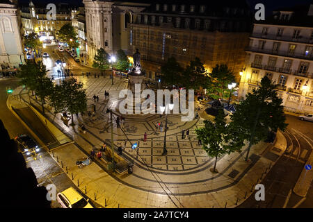 Lissabon, Portugal, 15. April 2019: Nachts im Stadtteil Chiado von Portugal auf einem öffentlichen Platz "Praça Luis De Camões Stockfoto