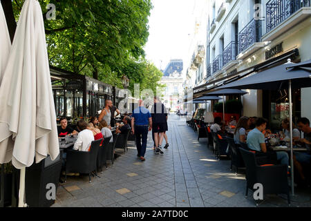 Tours, Frankreich vom 31. Juli 2019: Restaurants und Diners auf der Avenue de Grammont in die Stadt Tours, Frankreich Stockfoto