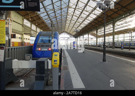 Tours, Frankreich vom 31. Juli 2019: Mit dem Zug in den Bahnhof bei Touren in Frankreich Stockfoto