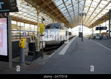 Tours, Frankreich vom 31. Juli 2019: Mit dem Zug in den Bahnhof bei Touren in Frankreich Stockfoto