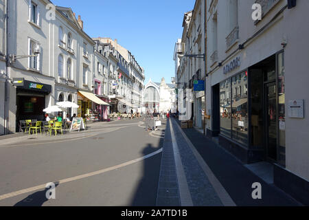 Tours, Frankreich vom 31. Juli 2019: Geschäfte und Leute entlang der Fußgängerzone Rue de Bordeaux in Tours, Frankreich Stockfoto