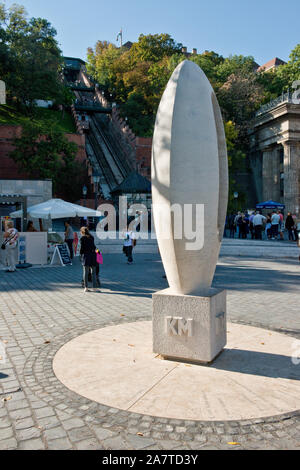 Null Kilometer Stein in der Nähe des Castle Hill Standseilbahn (Budavári Sikló). Budapest, Ungarn Stockfoto