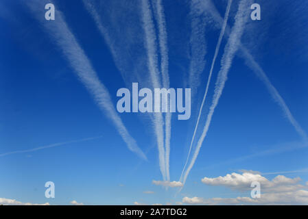 Kondensstreifen, Kondensstreifen, Kondensstreifen, Line-Shaped Wolken oder Homogenitus konvergierenden zu Fluchtpunkt im blauen Himmel Stockfoto