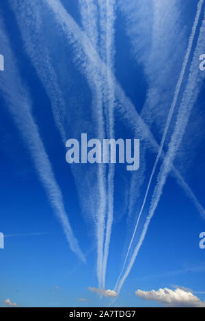 Kondensstreifen, Kondensstreifen, Kondensstreifen, Line-Shaped Wolken oder Homogenitus konvergierenden zu Fluchtpunkt im blauen Himmel Stockfoto