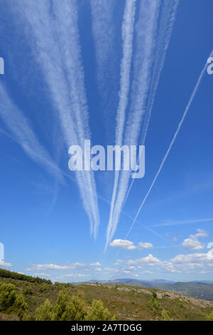 Kondensstreifen, Kondensstreifen, Kondensstreifen, Line-Shaped Wolken oder Homogenitus konvergierenden zu Fluchtpunkt im blauen Himmel Stockfoto