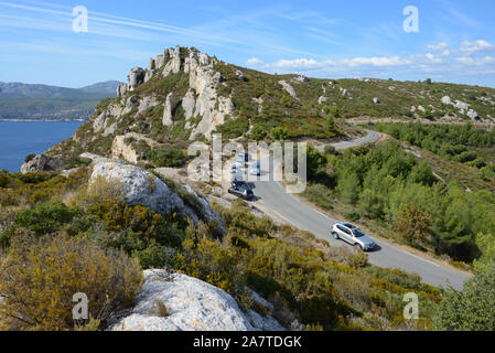 Autos entlang der Route des Crêtes Küstenstraße in den Calanques Nationalpark zwischen Cassis und La Ciotat Provence Frankreich Stockfoto