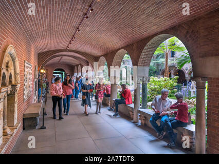 Portikus im Innenhof des Isabella Stewart Gardner Museum, Boston, Massachusetts, USA Stockfoto