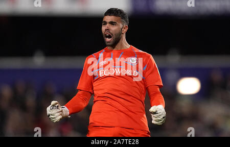 Brentford Torwart David Raya Martin feiert nach Ollie Watkins Kerben erste Ziel seiner Seite des Spiels während der Sky Bet Meisterschaft Gleiches an der Loftus Road, London. Stockfoto