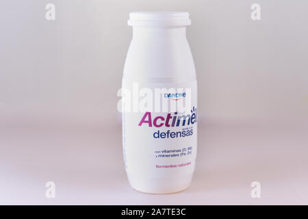 Barcelona, Spanien. November 2019: Flasche Actimel probiotischer Joghurt geben Sie trinken. Von dem französischen Unternehmen Danone produziert Stockfoto