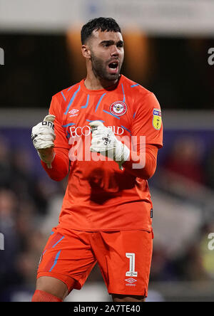 Brentford Torwart David Raya Martin feiert nach Ollie Watkins Kerben erste Ziel seiner Seite des Spiels während der Sky Bet Meisterschaft Gleiches an der Loftus Road, London. Stockfoto