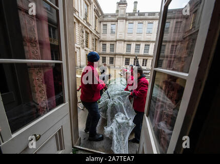 Ein Weihnachtsbaum ist wie vierzehn Weihnachtsbäume verschoben, bis 24 m in der Höhe, in der Nähe von Chatsworth House, Bakewell, Derbyshire ankommen, für die Einrichtung rund um das stattliche Haus vor der Weihnachtszeit Öffnung für die Öffentlichkeit am Samstag. Stockfoto