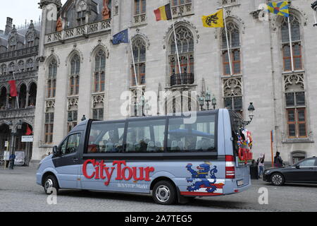 Markt, Brügge, Belgien, Europa. City Sightseeing Tourbusse Parken auf dem Platz Stockfoto