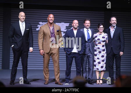 (Zweite links) amerikanischer Schauspieler Dwayne Johnson, englischer Schauspieler Jason Statham, amerikanische Regisseur David Leitch, nehmen an einer Pressekonferenz für neue Stockfoto