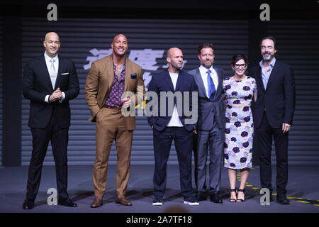 (Zweite links) amerikanischer Schauspieler Dwayne Johnson, englischer Schauspieler Jason Statham, amerikanische Regisseur David Leitch, nehmen an einer Pressekonferenz für neue Stockfoto