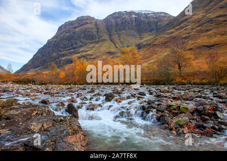 Herbst anzeigen Bidean nam Bian vom Fluss Coe, Glencoe, Argyll Stockfoto