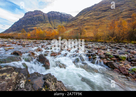 Herbst anzeigen Bidean nam Bian vom Fluss Coe, Glencoe, Argyll Stockfoto