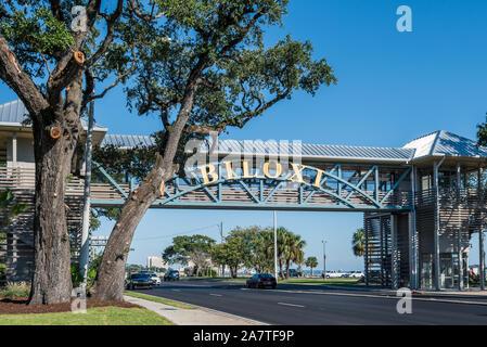 Biloxi, Mississippi erhöhten Zebrastreifen, Fußgängerbrücke über US Highway 90 im November 2019 eröffnete, Harrison County, Mississippi. Stockfoto