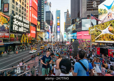 New York, USA - 20.August 2018: Touristen in Times Square am Abend. Mehr als 50 Millionen Menschen besuchen jedes Jahr in New York. Stockfoto