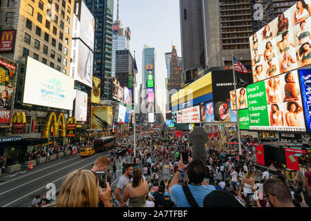 New York, USA - 20.August 2018: Touristen in Times Square am Abend. Mehr als 50 Millionen Menschen besuchen jedes Jahr in New York. Stockfoto