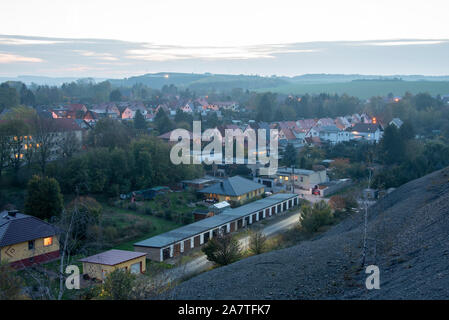 24. Oktober 2019, Eisleben: 23.10.2019, Sachsen-Anhalt, Eisleben: Blick von der Max-Lademann-Halde zu einem Einfamilienhaus Viertel in der Oberen Stadt Eisleben. Im Vordergrund sehen Sie Garagen aus DDR-Zeiten. Foto: Stephan Schulz/dpa-Zentralbild/ZB Stockfoto