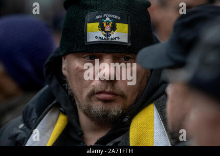 Moskau, Russland. 4. November, 2019 Teilnehmer an nationalistischen russischen März Parade zum Tag der nationalen Einheit jährlich in Moskau, Russland gefeiert. Stockfoto