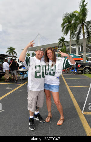 Miami, Vereinigte Staaten von Amerika. 03 Nov, 2019. MIAMI, FLORIDA - November 03: New York Jets Fans Party vor dem Auswärtsspiel Vs Miami Delphine im Hard Rock Stadion am 3. November 2019 in Miami, Florida. People: New York Jets Fans Credit: Stürme Media Group/Alamy leben Nachrichten Stockfoto