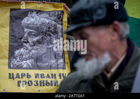 Moskau, Russland. 4. November, 2019 Bild von Zar Ivan der Schreckliche IV auf dem russischen März auf den Tag der deutschen Einheit in der Nähe der U-Bahn-Station Oktyabrskoye Pol in Moskau, Russland Stockfoto