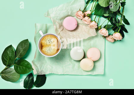 Essen - Trinken Minze Konzept. Lecker Marshmallows eingewickelt in Papier mit einer Tasse heißen Tee mit Zitrone. Flach, Ansicht von oben. Stockfoto