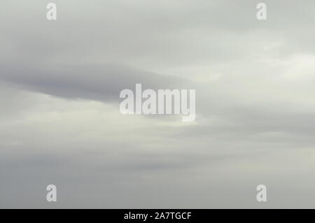 Weiche Hintergrund mit Stratus Wolken. Dramatische cloudscape unter filmischen Farbfilter. Stockfoto