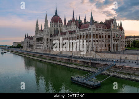 Luftaufnahme des schönen ungarischen Parlament durch die Donau auf einem hellen Sommertag mit blauem Himmel und Wolken Stockfoto