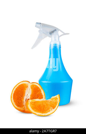 Orange vor dem Hintergrund einer Plastikflasche mit einem Spray. Stockfoto