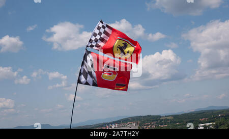 Budapest Ungarn 08 04 2019 Ferrari und Sebastian Vettel Fahnen schwingen im Wind am Hungaroring an der ungarischen Formel 1-Grand Prix Stockfoto