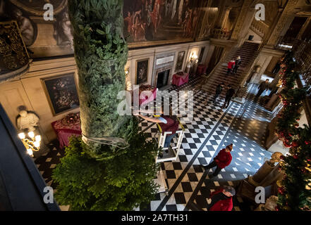 Ein Weihnachtsbaum wie vierzehn Weihnachtsbäume installiert ist, bis zu 24 ft in der Höhe, in der Nähe von Chatsworth House, Bakewell, Derbyshire, für die Einrichtung rund um das stattliche Haus vor der Weihnachtszeit Öffnung für die Öffentlichkeit am Samstag. Stockfoto