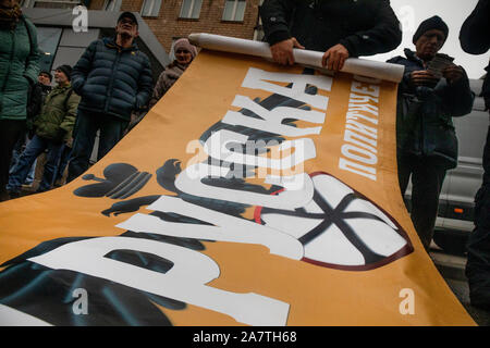 Moskau, Russland. 4. November, 2019 Teilnehmer an nationalistischen russischen März Parade zum Tag der nationalen Einheit jährlich in Moskau, Russland gefeiert. Stockfoto