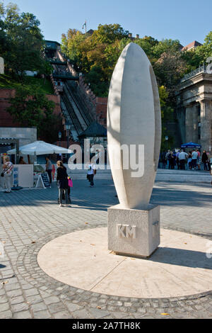 Null Kilometer Stein in der Nähe des Castle Hill Standseilbahn (Budavári Sikló). Budapest, Ungarn Stockfoto