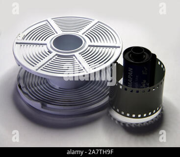 35 mm, Schwarz/Weiß Film auf einer Spule für zu Hause geladen Entwicklung Stockfoto