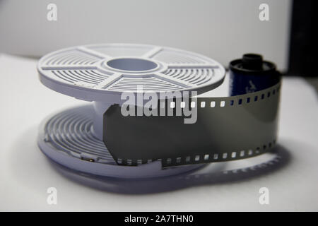 35 mm, Schwarz/Weiß Film auf einer Spule für zu Hause geladen Entwicklung Stockfoto