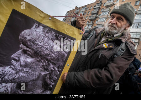 Moskau, Russland. 4. November, 2019 Bild von Zar Ivan der Schreckliche IV auf dem russischen März auf den Tag der deutschen Einheit in der Nähe der U-Bahn-Station Oktyabrskoye Pol in Moskau, Russland Stockfoto