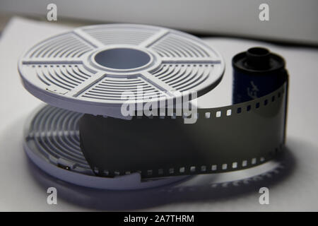 35 mm, Schwarz/Weiß Film auf einer Spule für zu Hause geladen Entwicklung Stockfoto